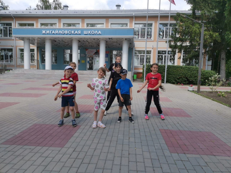 Второй день в нашем пришкольном лагере оказался таким же насыщенным и интересным, как и первый! Прошел он под девизом: « Вы - граждане великой России!» Дети снова погрузились в атмосферу веселья, творчества и новых открытий. Утро началось с бодрящей заряд.